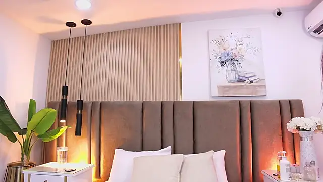 SaraLugo online show from April 2026 07:44:02 PM