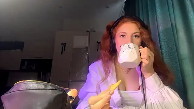 Snapshot of AliceCarrol chatting on February 2026 07:49:01 AM AliceCarrol online show from February 2026 07:49:01 AM