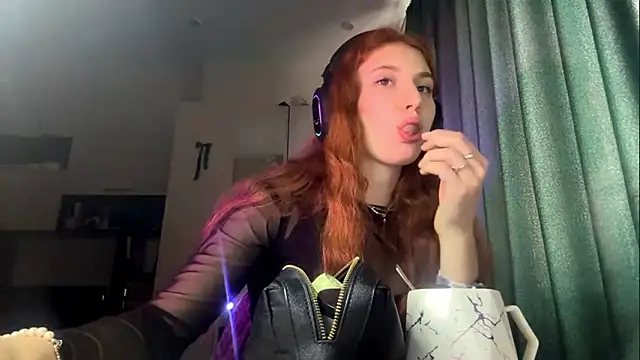 Snapshot of AliceCarrol chatting on February 2026 02:13:01 PM AliceCarrol online show from February 2026 02:13:01 PM