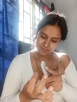 luna E online show from February 2026 08:07:01 PM