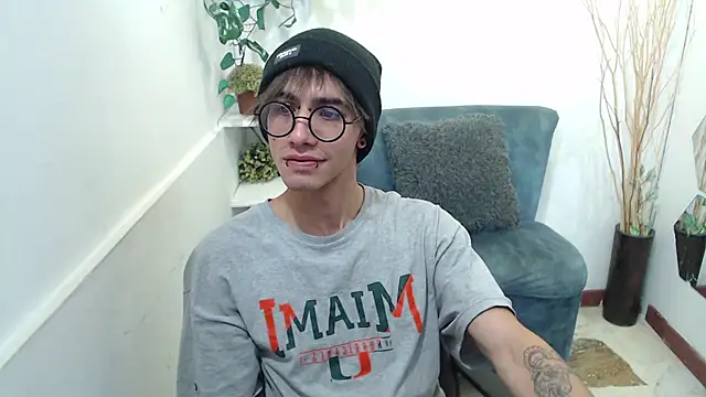 Snapshot of AaronBeer_ chatting on February 2026 11:29:02 AM AaronBeer online show from February 2026 11:29:02 AM