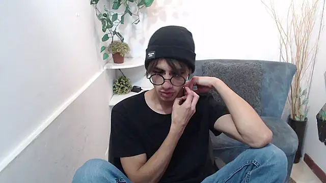 Snapshot of AaronBeer_ chatting on February 2026 11:44:01 AM AaronBeer online show from February 2026 11:44:01 AM