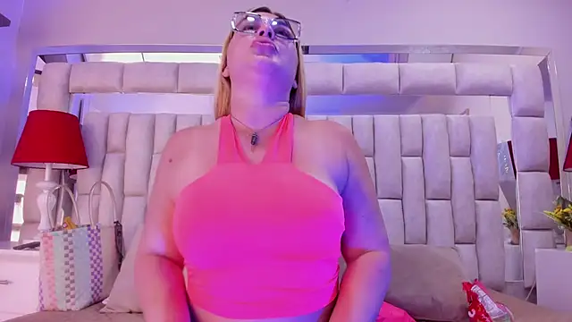 Snapshot of AngellHott_ chatting on February 2026 05:01:01 PM AngellHott online show from February 2026 05:01:01 PM