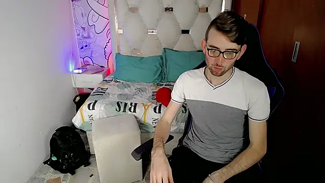 Snapshot of Top_and_bottom chatting on February 2026 08:05:02 PM Top and bottom online show from February 2026 08:05:02 PM