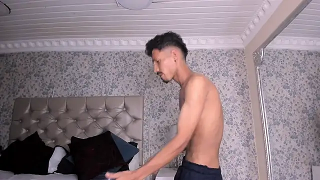 NoaahTylor online show from April 2026 12:30:01 AM