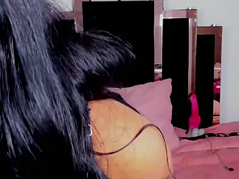 Queen-Bee  online show from February 2026 09:00:02 PM