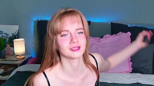 ElfieWhite online show from May 2026 07:00:01 PM