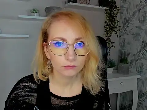 Snapshot of CinderellaMoon chatting on February 2026 06:22:02 AM CinderellaMoon online show from February 2026 06:22:02 AM