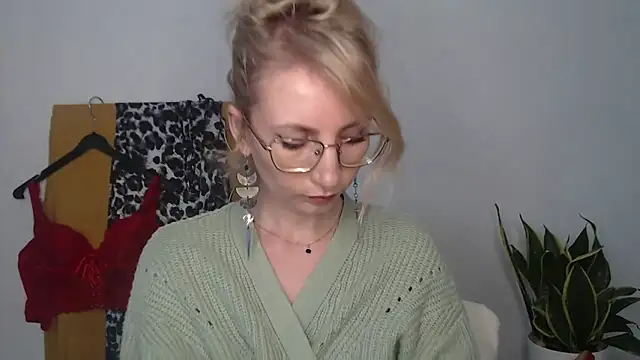 CinderellaMoon online show from April 2026 06:47:02 AM