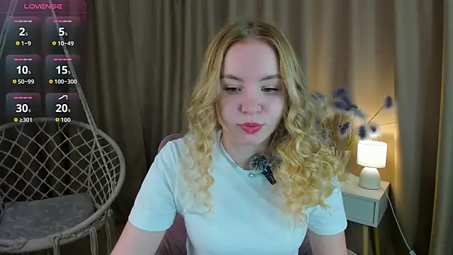 Snapshot of Linda__Bloom chatting on June 2026 12:35:01 AM Linda Bloom online show from June 2026 12:35:01 AM