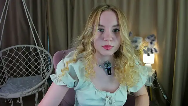 Snapshot of Linda__Bloom chatting on June 2026 12:43:02 AM Linda Bloom online show from June 2026 12:43:02 AM