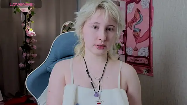 Snapshot of May_leaf chatting on March 2026 01:44:02 AM May leaf online show from March 2026 01:44:02 AM