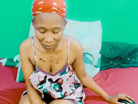 Snapshot of QueenYc chatting on February 2026 04:26:01 PM QueenYc online show from February 2026 04:26:01 PM