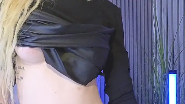 Snapshot of KarmaArms chatting on April 2026 12:00:02 AM KarmaArms online show from April 2026 12:00:02 AM