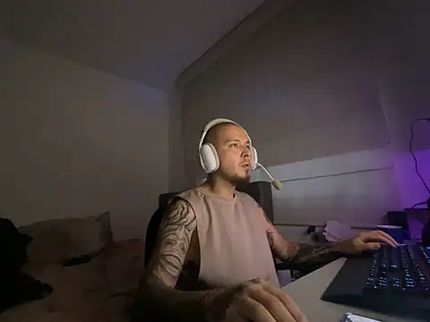 Snapshot of Maximo_Garcia17 chatting on February 2026 11:12:01 PM Maximo Garcia17 online show from February 2026 11:12:01 PM