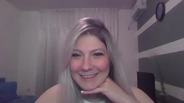 Foxy Bright online show from March 2026 07:06:02 PM