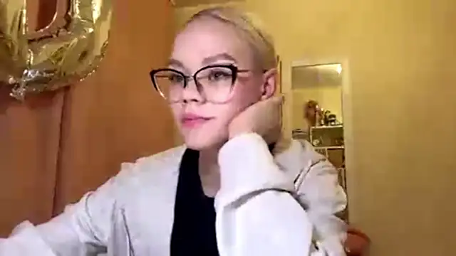 MiaCashe online show from April 2026 02:55:02 PM