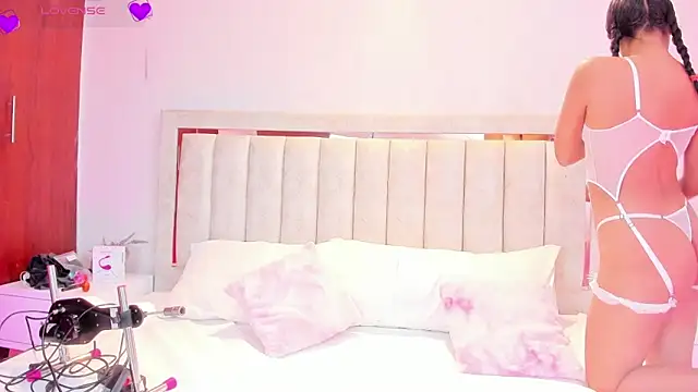 AlaiaMoretti  online show from April 2026 12:05:02 AM