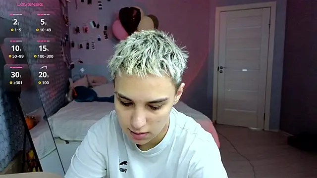 LuxuryLoverss online show from April 2026 11:03:02 AM