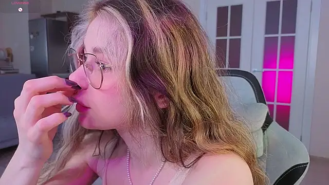 Dipamelly online show from April 2026 02:01:01 AM