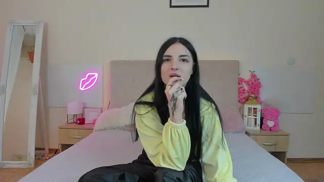 TiffanyHhot online show from April 2026 12:32:02 PM