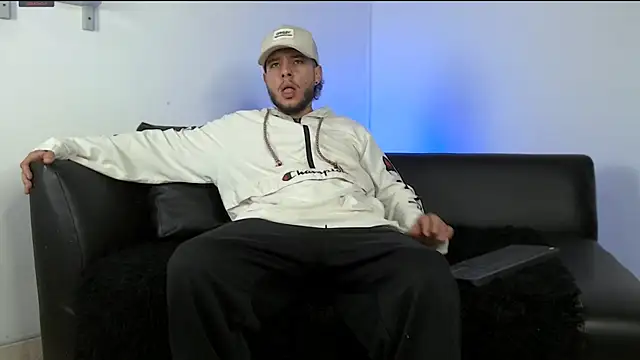 Snapshot of luxesmith chatting on March 2026 12:06:02 AM luxesmith online show from March 2026 12:06:02 AM