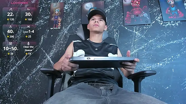 Snapshot of DylanRoyce_ chatting on February 2026 01:00:02 PM DylanRoyce online show from February 2026 01:00:02 PM