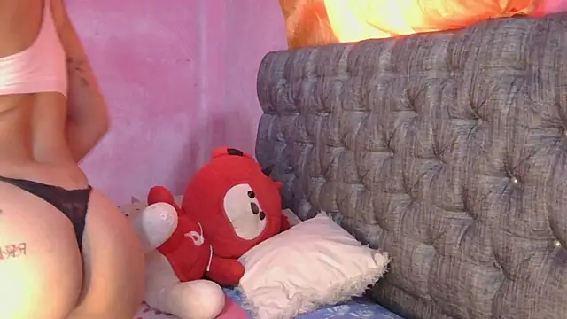 Snapshot of mia_luna88 chatting on February 2026 08:54:01 PM mia luna88 online show from February 2026 08:54:01 PM