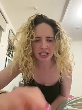 curlyirishgirl online show from April 2026 08:17:01 PM