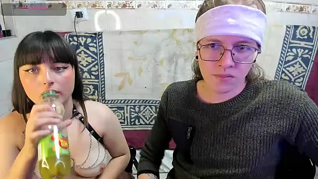 Laureles6667 online show from April 2026 05:06:01 AM