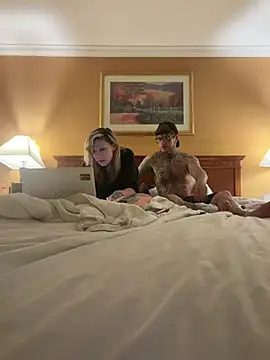 Snapshot of Darkcrowncouple chatting on February 2026 01:45:02 PM Darkcrowncouple online show from February 2026 01:45:02 PM