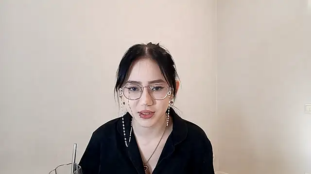 Snapshot of SolvedGlobe chatting on April 2026 01:24:02 PM SolvedGlobe online show from April 2026 01:24:02 PM