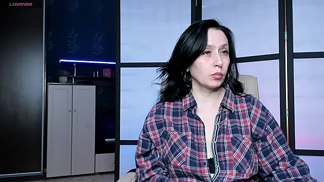 Snapshot of Lucky_Milf chatting on April 2026 10:57:02 AM Lucky Milf online show from April 2026 10:57:02 AM