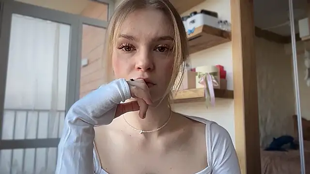 cyberl0ve  online show from April 2026 01:29:02 PM