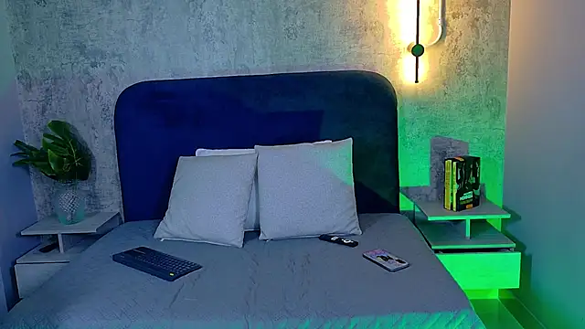 MiiaCullens online show from April 2026 12:13:01 PM