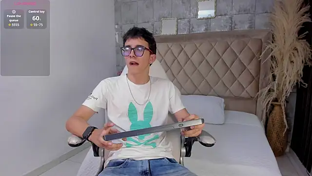 TylerCross  online show from April 2026 08:39:01 PM