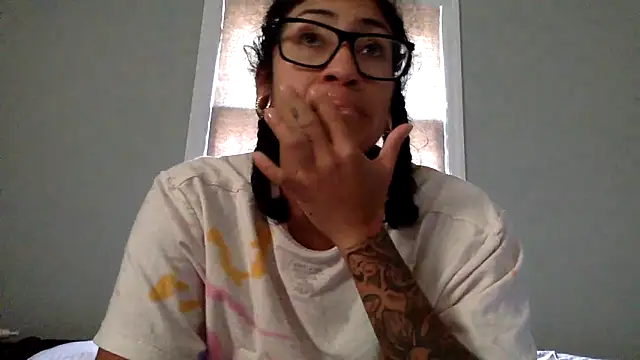 Snapshot of LatinaLoka chatting on March 2026 01:58:02 PM LatinaLoka online show from March 2026 01:58:02 PM