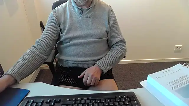 Snapshot of Buggemann chatting on May 2026 04:08:01 AM Buggemann online show from May 2026 04:08:01 AM