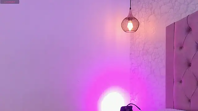 saraa joness  online show from April 2026 06:36:02 PM