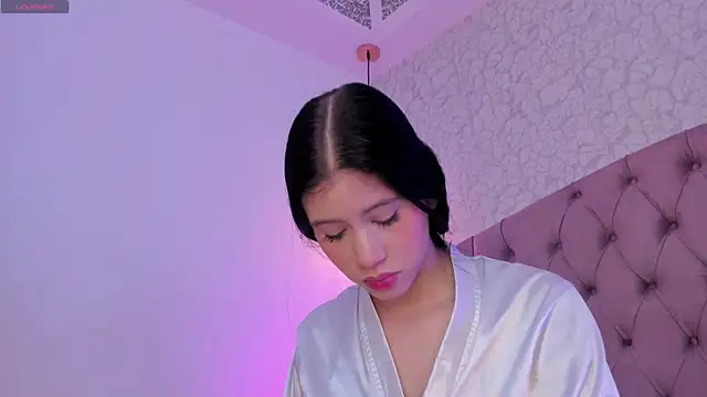 saraa joness  online show from April 2026 06:14:02 PM