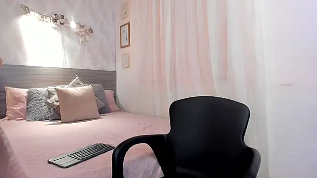 KarolyneLune online show from June 2026 06:58:02 PM