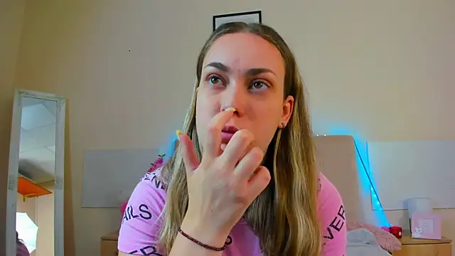 Snapshot of MelanieCuty chatting on July 2026 05:33:02 AM MelanieCuty online show from July 2026 05:33:02 AM