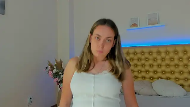 Snapshot of MelanieCuty chatting on July 2026 05:35:02 AM MelanieCuty online show from July 2026 05:35:02 AM