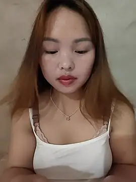 Snapshot of Mina_xYx chatting on June 2026 01:43:02 AM Mina xYx online show from June 2026 01:43:02 AM
