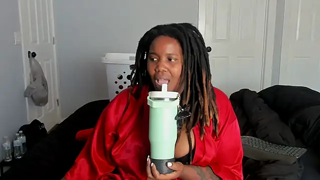 Snapshot of locsofchocolate chatting on April 2026 09:48:01 PM locsofchocolate online show from April 2026 09:48:01 PM