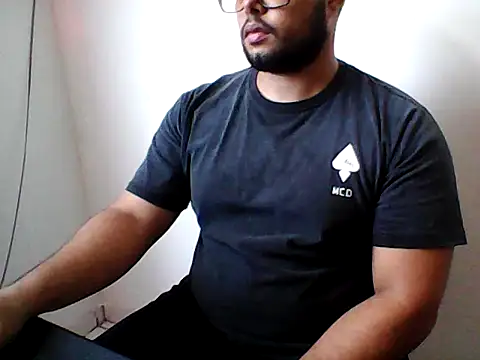 Derick 013 online show from May 2026 05:40:01 PM
