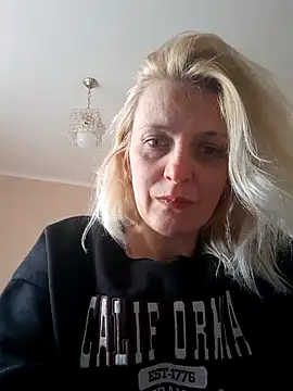 MiaLove183 online show from April 2026 01:52:02 PM