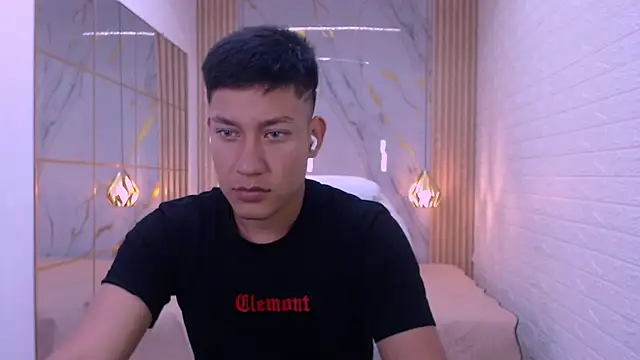 Snapshot of DominantBoy4 chatting on March 2026 01:05:01 PM DominantBoy4 online show from March 2026 01:05:01 PM