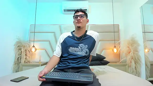 DylanLuxe online show from March 2026 06:30:01 AM