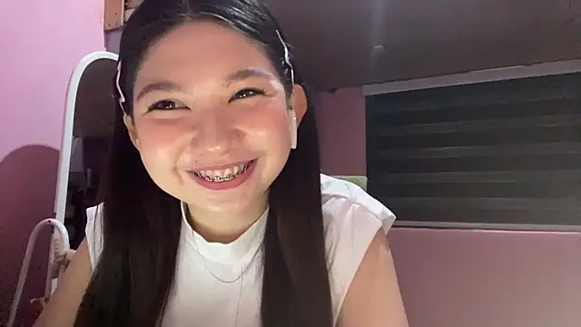 Snapshot of CoralieHoner chatting on March 2026 02:39:02 AM CoralieHoner online show from March 2026 02:39:02 AM